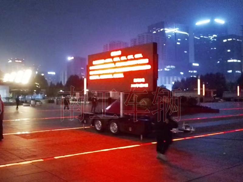 6.8平方LED廣告拖車，自動升降旋轉(zhuǎn)工具拖車