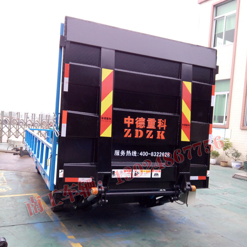 1676354555493505.jpg 自帶裝卸貨平臺(tái)汽車尾板倉庫搬運(yùn)小拖車0.jpg