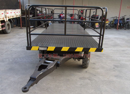 1677224272707514.jpg 3噸護(hù)欄型平板拖車1.jpg