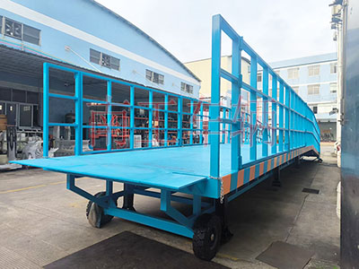 1753317274226676.jpg 13噸重型移動式登車橋 護欄加高4I.jpg