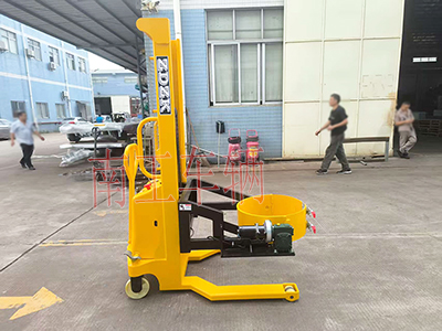 0.5噸帶自動旋轉(zhuǎn)升降油桶車2I.jpg